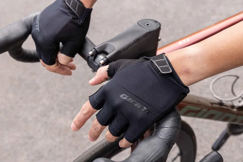 Giant Cima Short Finger Cycling Gloves in Black-4